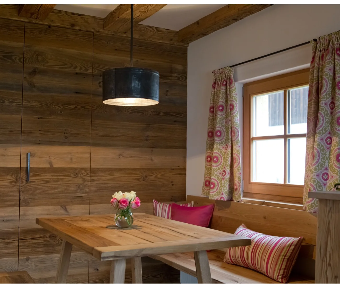Essplatz in der Almhütte mit Fensterblick und Holzdetails	