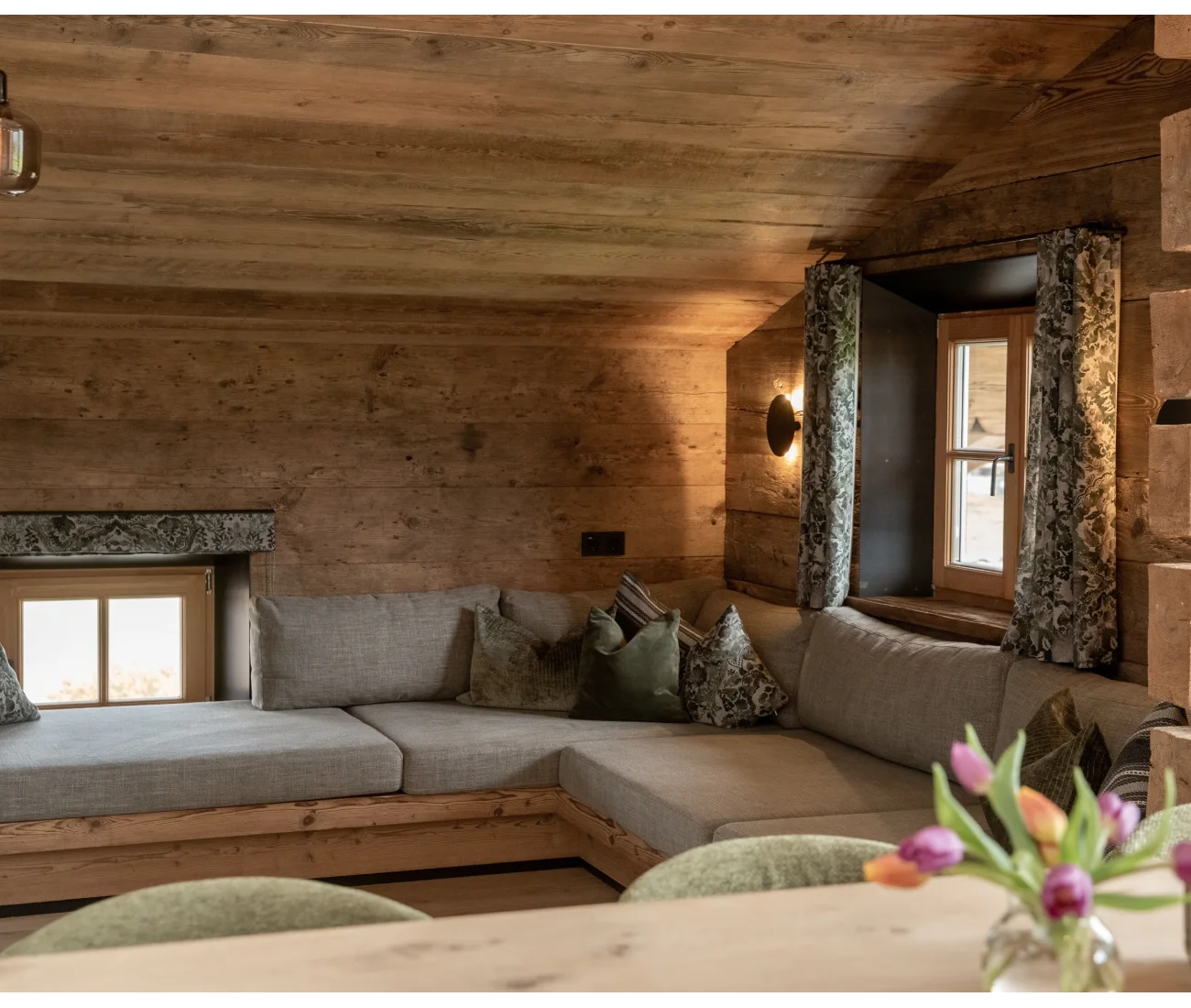 Gemütliche Wohnlounge mit Altholzdecke