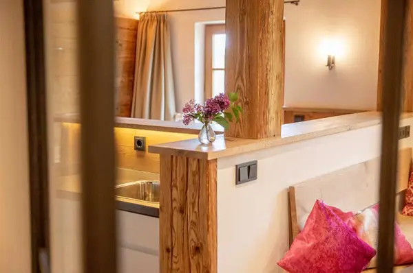 Wohnbereich mit Holzdetails und Blick zur Küche