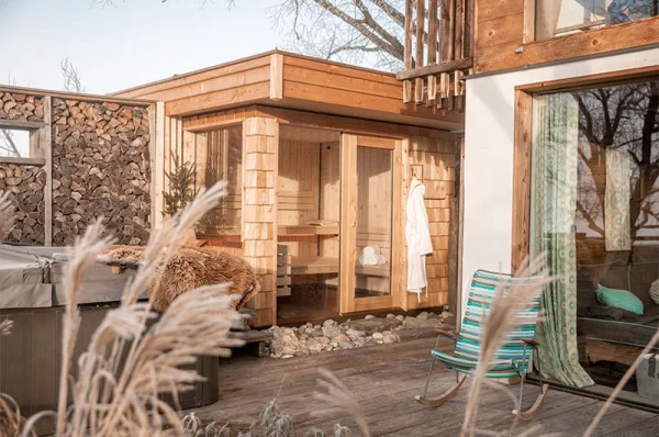 Außenbereich des Almchalets mit Sauna und Terrasse