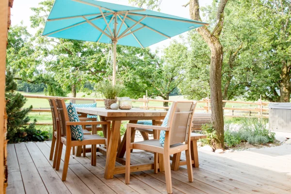 Sitzgruppe auf der Terrasse unter Sonnenschirm	